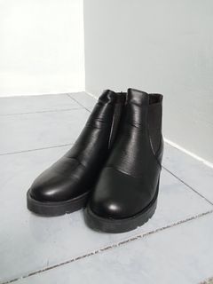 Minimalist Slip-on Chelsea Boots