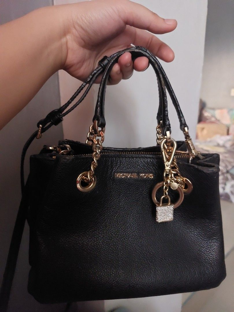 Birthday sale!!! Original Michael Kors (Category: Luxury Bags & Wallets) located in Tarlac. Submitted by yoona88 (Listing ID 1237154966, Image 2). Description: flaws sa rubber linings.
