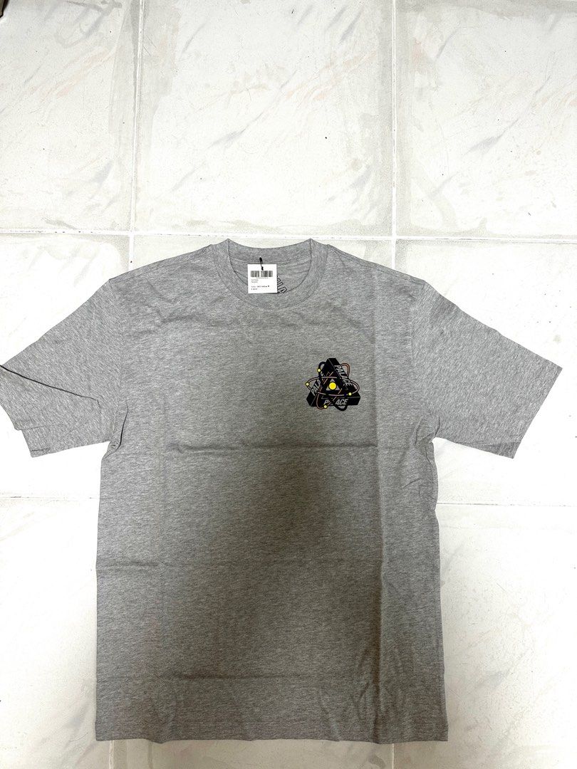 Palace Tee （分類：T-shirt、恤衫、有領衫）位於 Hong Kong。 由 supermario188 提交（商品編號 1237112768，圖片 1）。簡介： 售 全新 Palace Tee 價錢$400 Size : M 銅鑼灣交收/SF到付。