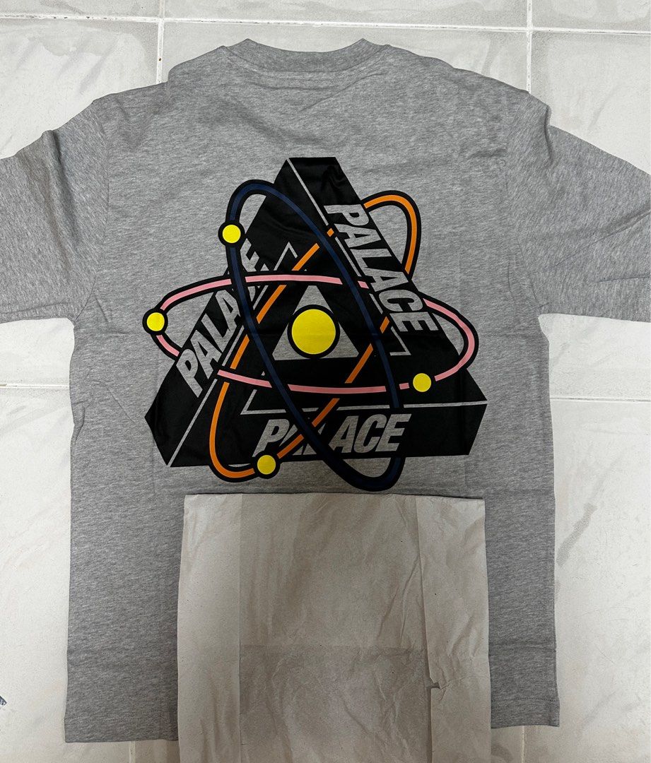 Palace Tee （分類：T-shirt、恤衫、有領衫）位於 Hong Kong。 由 supermario188 提交（商品編號 1237112768，圖片 2）。簡介： 售 全新 Palace Tee 價錢$400 Size : M 銅鑼灣交收/SF到付。