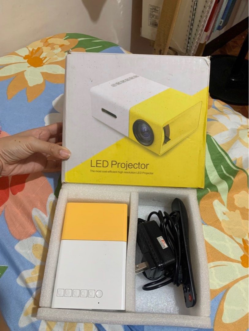 Projector with issue, TV & Home Appliances, TV & Entertainment, Projectors on Carousell