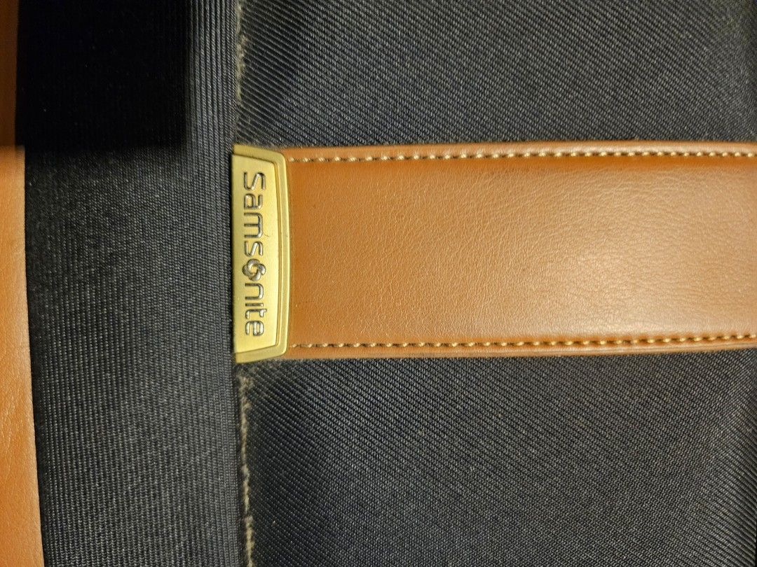 Samsonite (Category: Luggages) located in Kuala Lumpur. Submitted by andytws (Listing ID 1237101564, Image 3). Description: I just wanna sell off this old luggage bags that I no longer in use.
