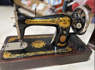Singer hand cranked machine