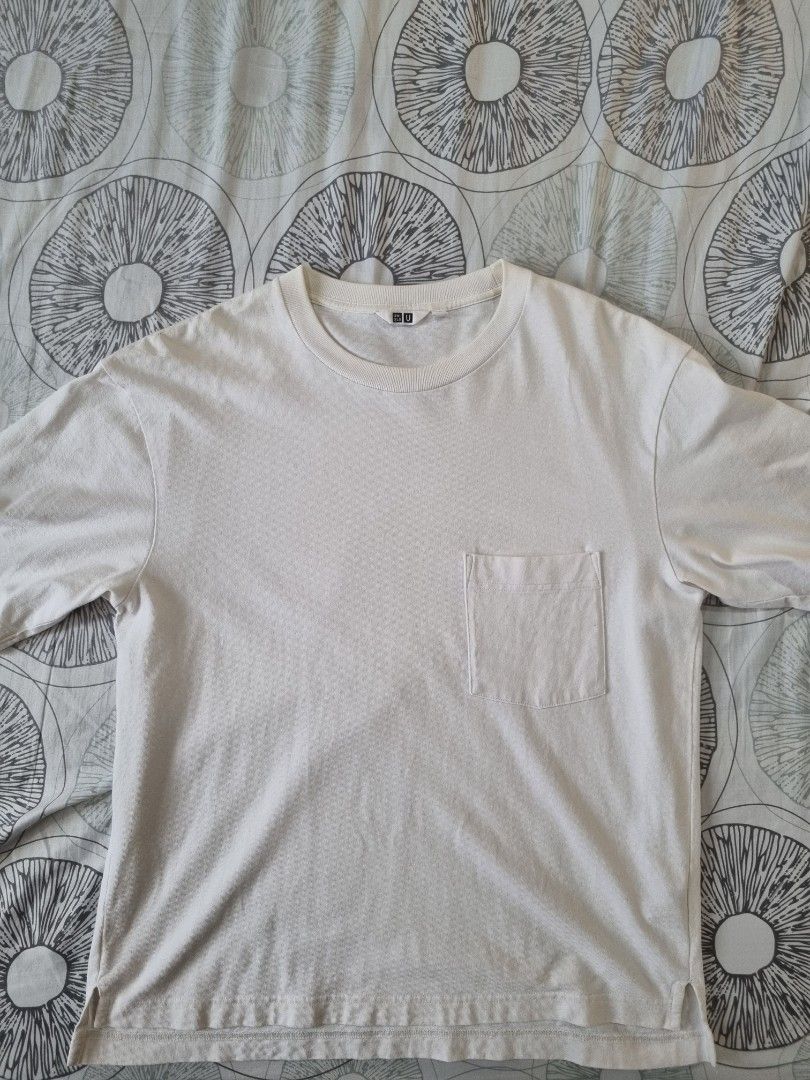 Uniqlo Oversized (Category: Tshirts & Polo Shirts ) located in San Fernando. Submitted by hapinuyir (Listing ID 1236999479, Image 1). Description: Decluttering since barely used, 9/10 condition and color rate. No issues.