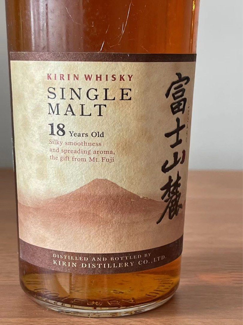 富士山麓18年單一麥芽威士忌，由日本麒麟酒廠蒸餾和裝瓶。43 ％，700ml 