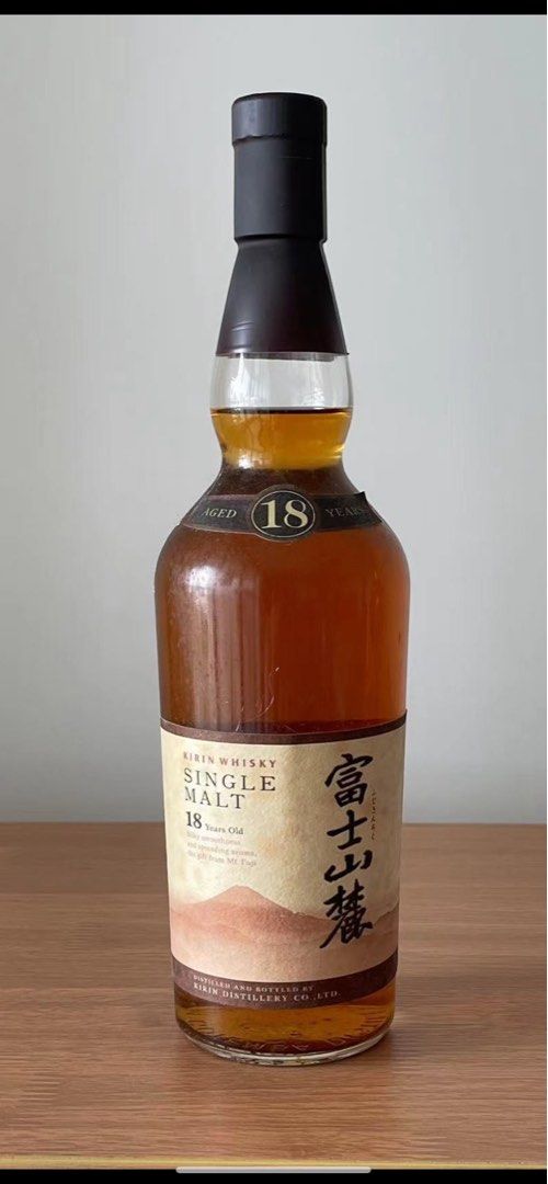 富士山麓18年單一麥芽威士忌，由日本麒麟酒廠蒸餾和裝瓶。43 ％，700ml