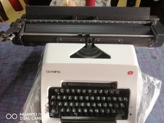 18 carriage olympia manual typewriter