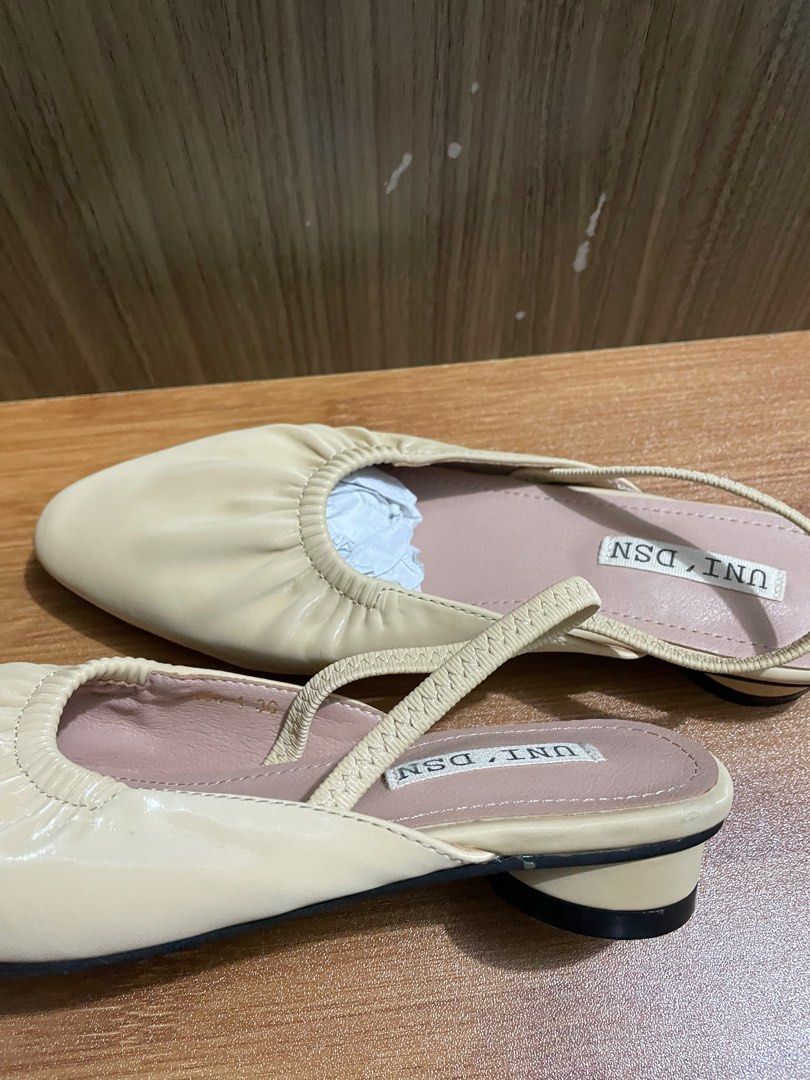 鞋 （分類：平底鞋）位於 Hong Kong。 由 maniw0630 提交（商品編號 1237264986，圖片 3）。簡介： 只限順豐。