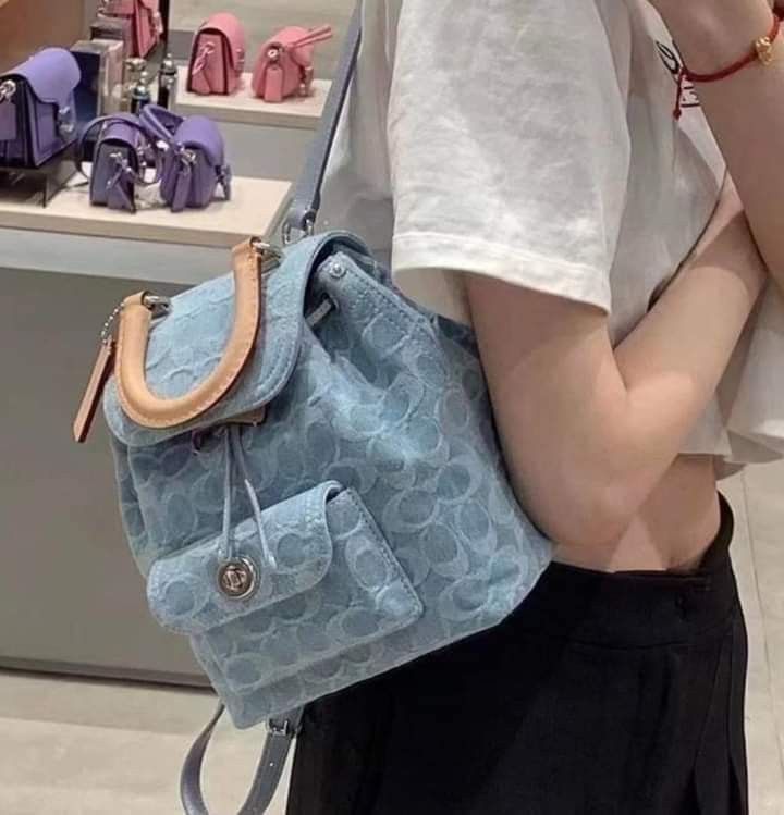 🍀 CCH Mini Riya Backpack (Category: Luxury Bags & Wallets) located in Manila. Submitted by shan_kenz (Listing ID 1237175062, Image 1). Description: 🍀 CCH Mini Riya Backpack ▪️ 21.5 x 22 x 12 cm 💰 P2,400 ▪️Actual photo ▪️Plus SF.