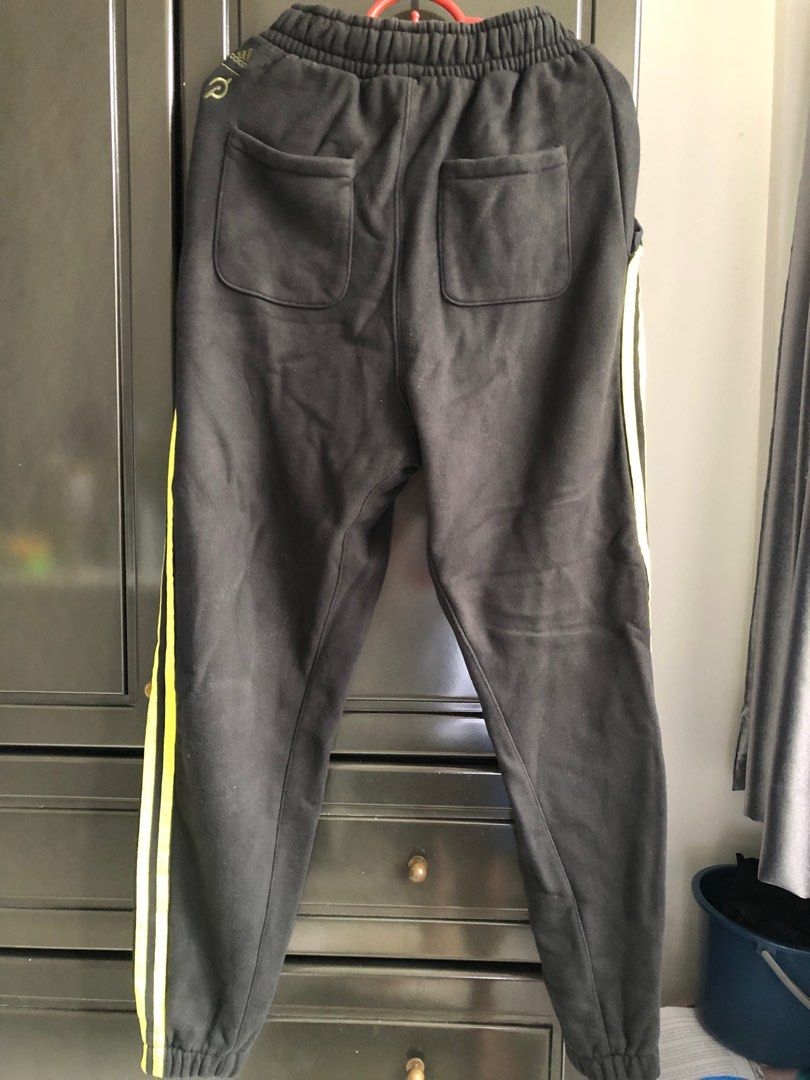 Ivy Park sports bra size XS, Men's Fashion, Bottoms, Joggers on Carousell