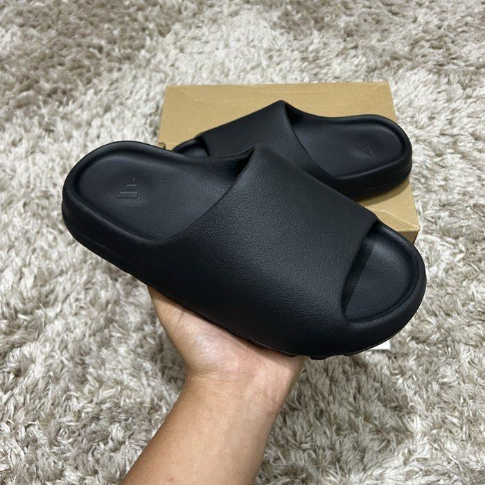 Adidas Yeezy Onyx EU 42 HQ6448 New, Fesyen Pria, Sepatu , Sandal di  Carousell