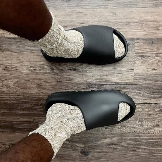 Adidas Yeezy Slide Onyx - UK 8/ 43 (Incoming), Fesyen Pria, Sepatu ,  Sneakers di Carousell