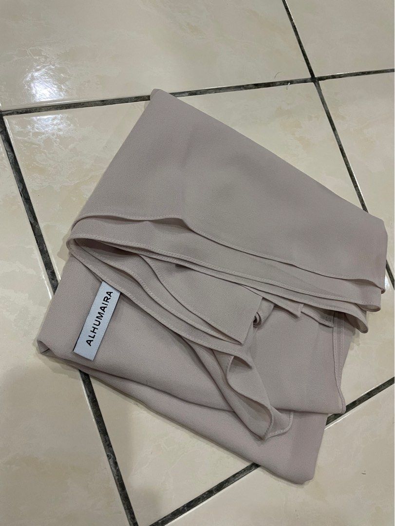 Alhumaira Basic Essential Shawl (Category: Hijabs) located in Seri Kembangan. Submitted by namira85 (Listing ID 1237273650, Image 1). Description: Warna ivory.