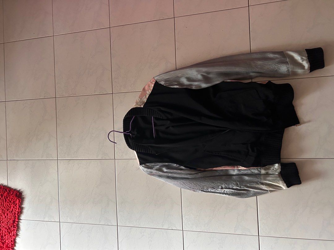 Authentic Gucci Flower Jacket (Category: Coats, Jackets and Outerwear) located in Singapore. Submitted by random.page (Listing ID 1237166704, Image 1). Description: Flaws are shown in the pictures however those flaws are barely visible when wearing out 100% authentic Can nego or lowball tryna clear storage Meet up only .