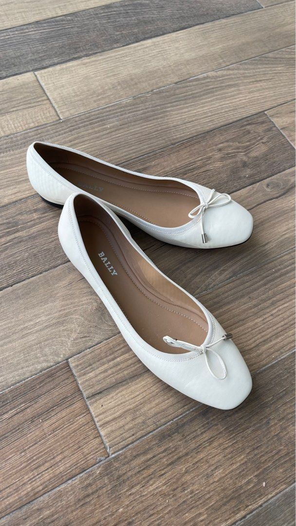 White leather ballerina flats top
