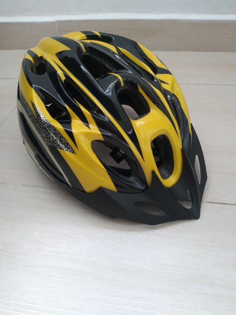 Bicycle Helmet (Category: Bicycles) located in Singapore. Submitted by naranjan1973 (Listing ID 1237228317, Image 1). Description: Notice too big .. looks like Size L X / L can Nego.