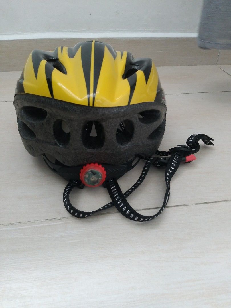 Bicycle Helmet (Category: Bicycles) located in Singapore. Submitted by naranjan1973 (Listing ID 1237228317, Image 2). Description: Notice too big .. looks like Size L X / L can Nego.