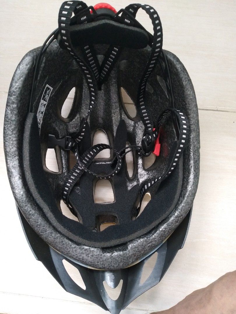Bicycle Helmet (Category: Bicycles) located in Singapore. Submitted by naranjan1973 (Listing ID 1237228317, Image 3). Description: Notice too big .. looks like Size L X / L can Nego.