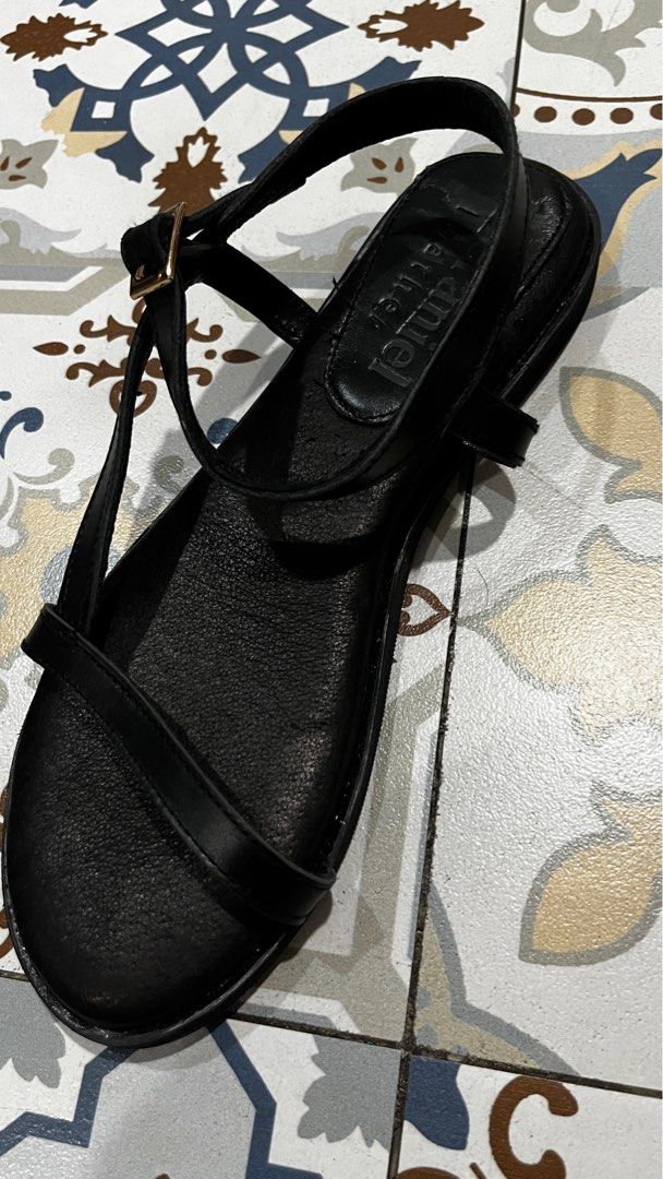 Black Leather Sandals (Category: Flats & Sandals) located in Mandaluyong City. Submitted by jillienlim (Listing ID 1237219766, Image 2). Description: Recently Bought!!!! from Meraniel. real leather strappy sandals. perf for casual wear or dress up looks! very modern and comfy pa! last price posted!! i got this for 1650 kasi.. and never worn outside size: size 6 (best fits 22.5cm) condition: 10000/10 no flaws rfs: decluttering mop: bdo/ gcash.