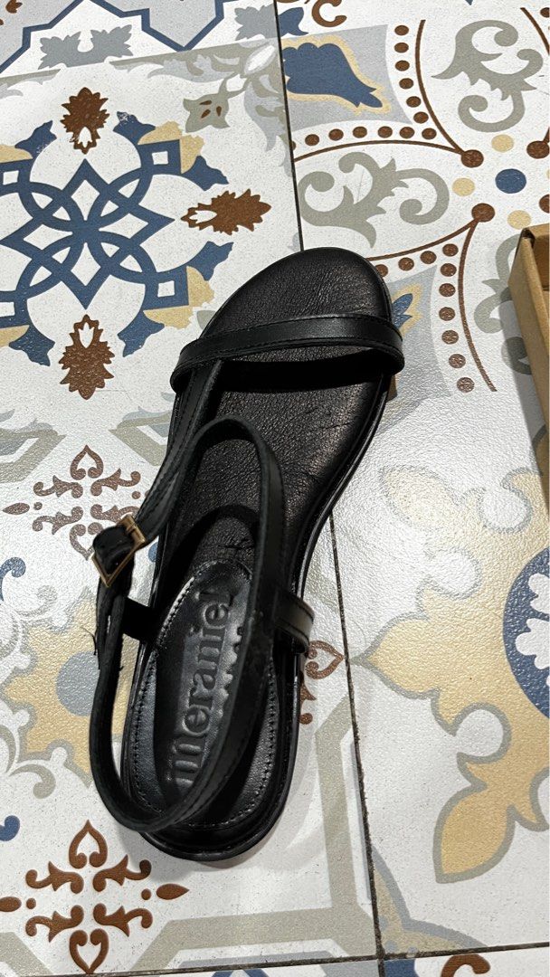 Black Leather Sandals (Category: Flats & Sandals) located in Mandaluyong City. Submitted by jillienlim (Listing ID 1237219766, Image 3). Description: Recently Bought!!!! from Meraniel. real leather strappy sandals. perf for casual wear or dress up looks! very modern and comfy pa! last price posted!! i got this for 1650 kasi.. and never worn outside size: size 6 (best fits 22.5cm) condition: 10000/10 no flaws rfs: decluttering mop: bdo/ gcash.