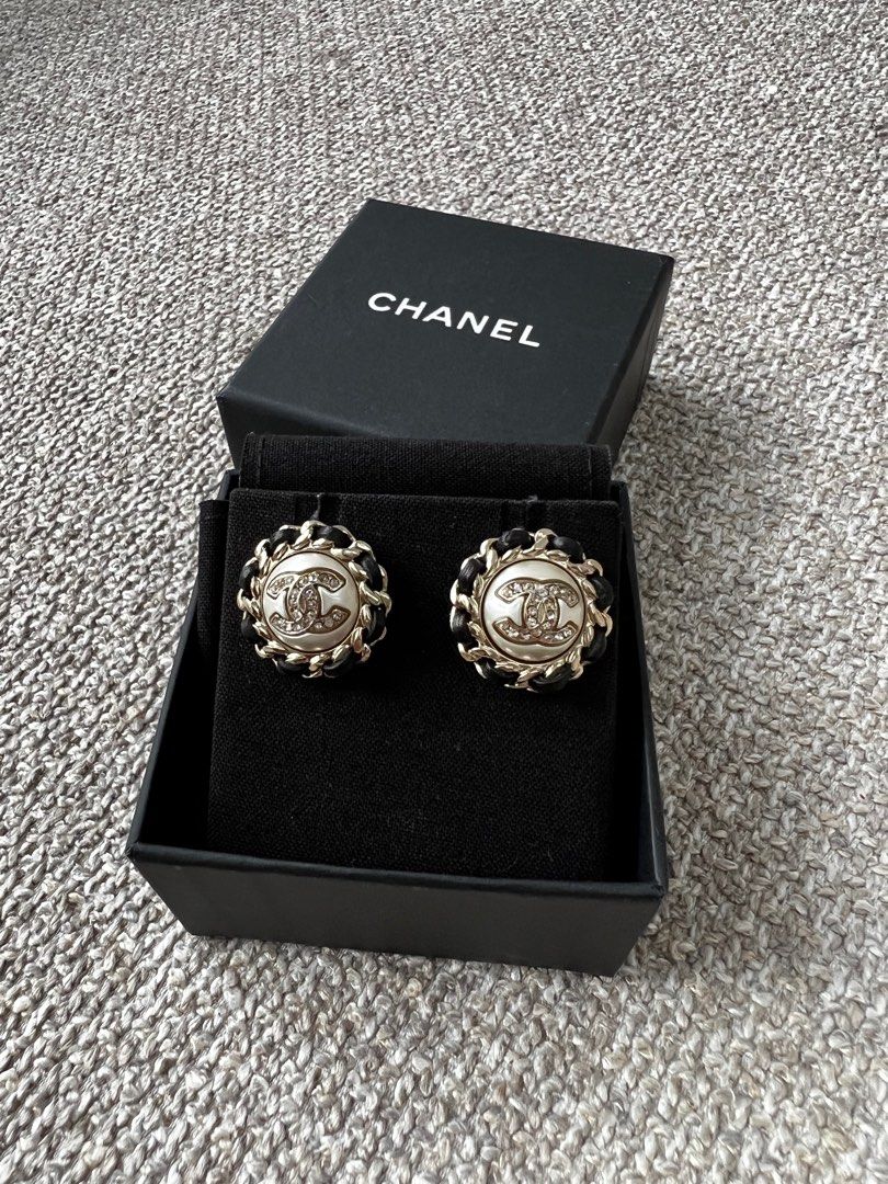Chanel shop earrings round
