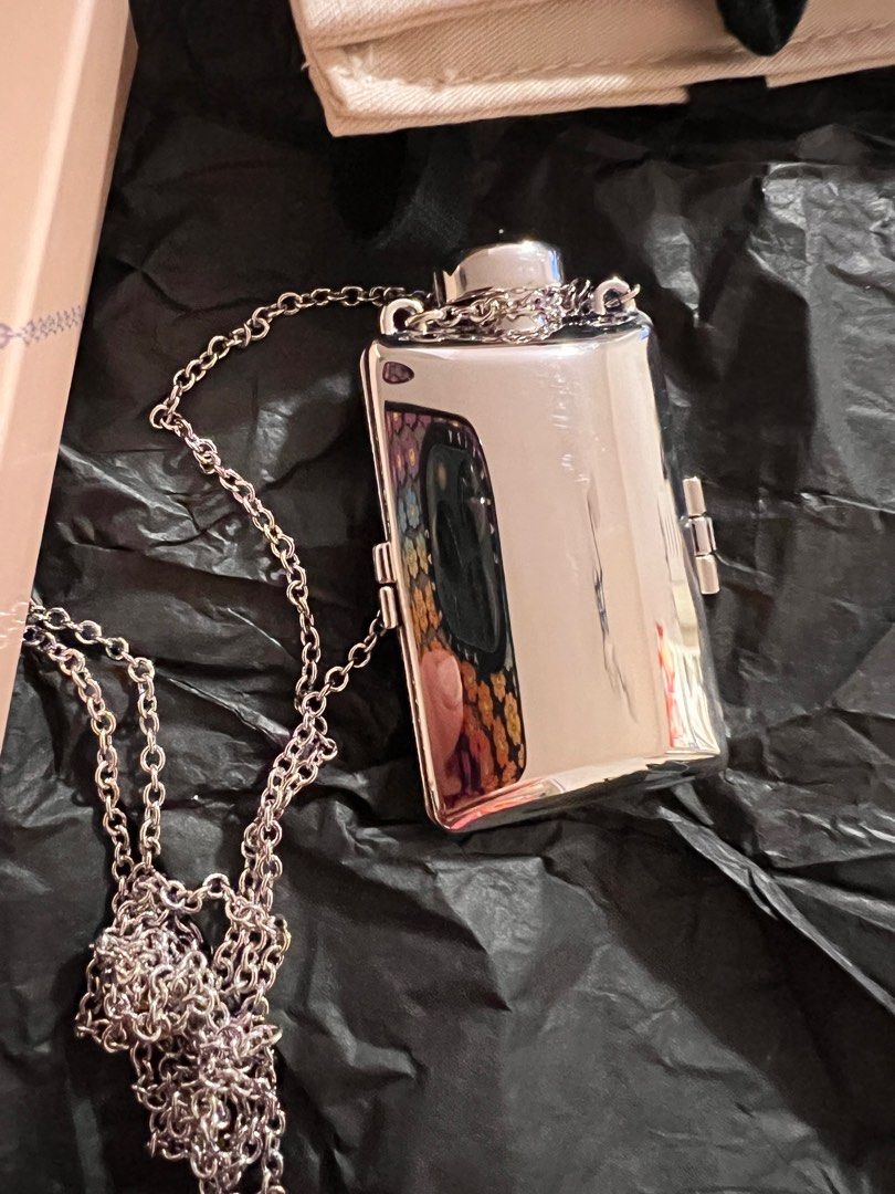 Chloe necklace & solid perfume （分類：健康及美容 - 香水＆香體噴霧）位於 Hong Kong。 由 secondlifeoflife 提交（商品編號 1237301325，圖片 3）。簡介： 。