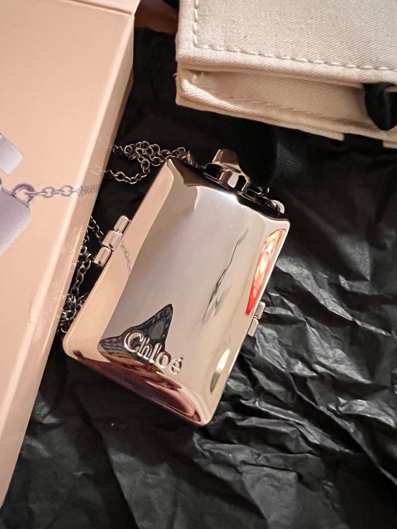 Chloe necklace & solid perfume （分類：健康及美容 - 香水＆香體噴霧）位於 Hong Kong。 由 secondlifeoflife 提交（商品編號 1237301325，圖片 2）。簡介： 。