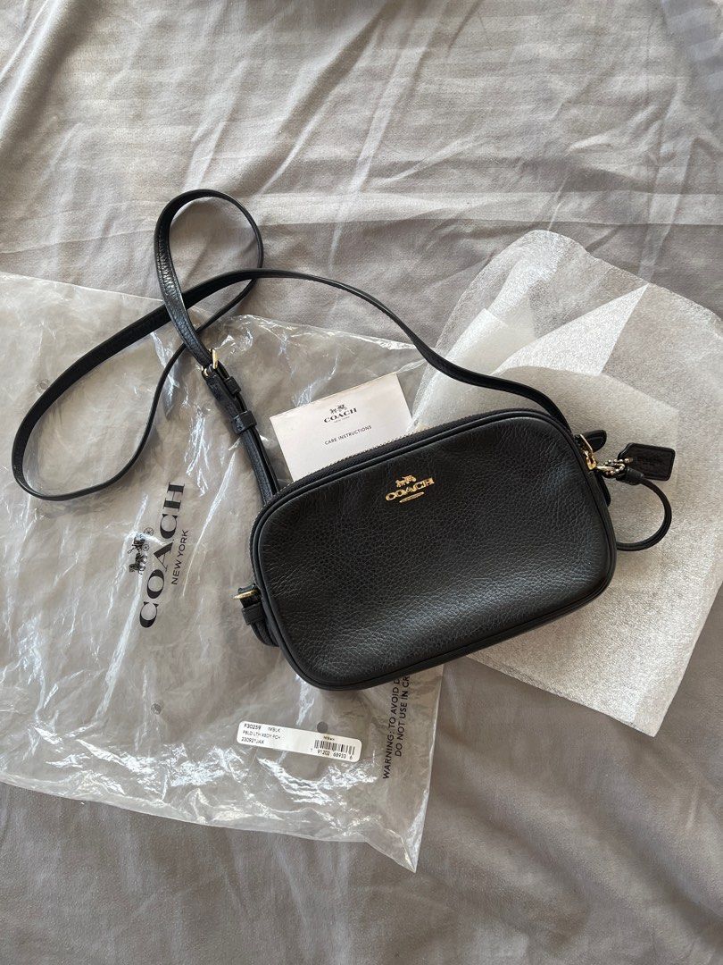 COACH Pebbled crossbody (Category: Luxury Bags & Wallets) located in Tanay. Submitted by __muted (Listing ID 1237171335, Image 1). Description: AUTHENTIC. Tarnished gold hardware but bag is still presentable.