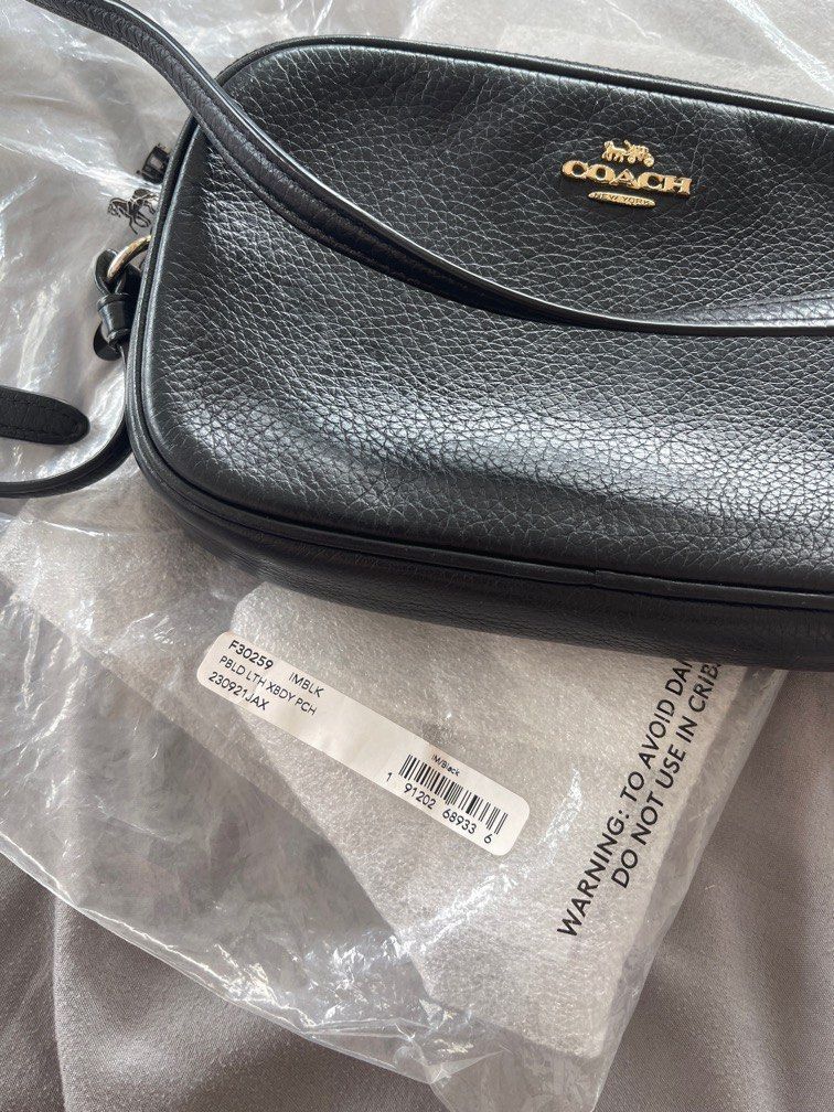 COACH Pebbled crossbody (Category: Luxury Bags & Wallets) located in Tanay. Submitted by __muted (Listing ID 1237171335, Image 2). Description: AUTHENTIC. Tarnished gold hardware but bag is still presentable.