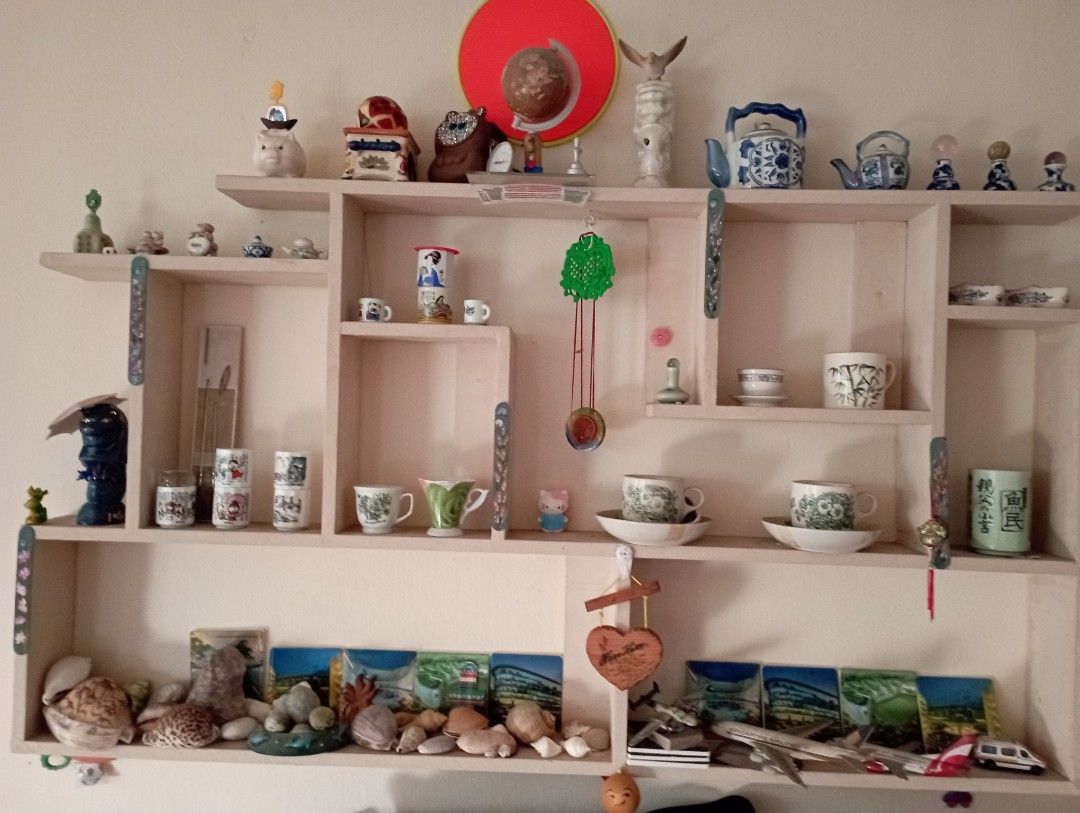 Decorative items (Category: Other Home Decor) located in Singapore. Submitted by ellenohale (Listing ID 1237165066, Image 1). Description: Antique copper pot, cups miniature pots, cups, deco mini planes.