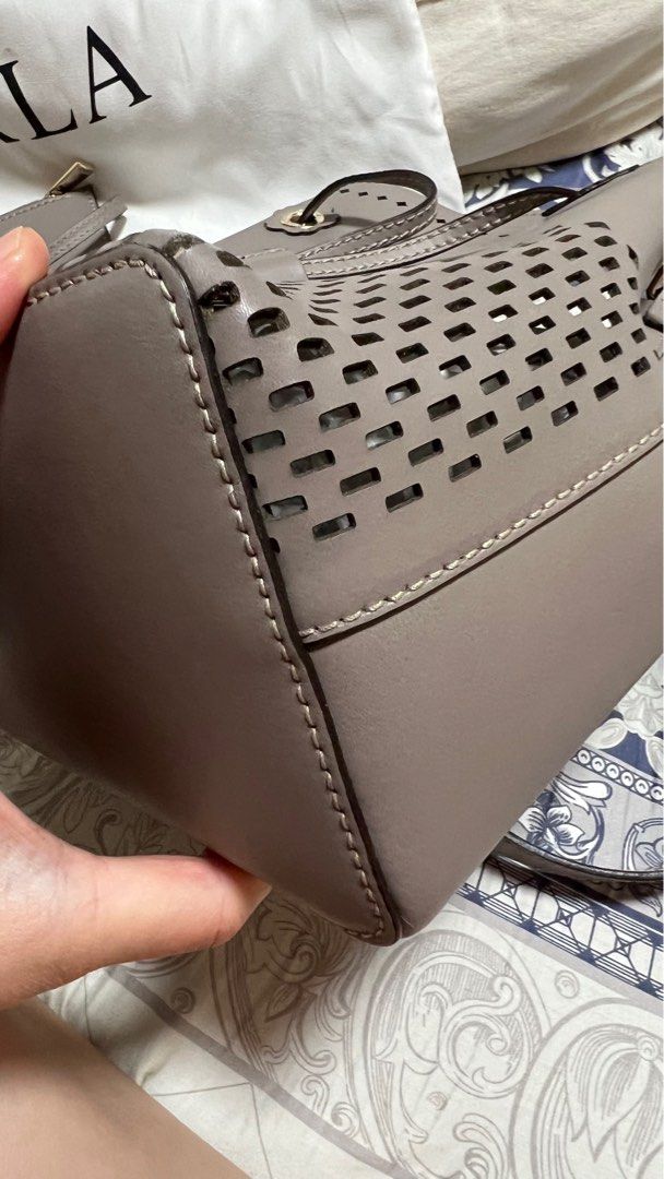 Furla （分類：手袋及銀包）位於 Hong Kong。 由 ksy94 提交（商品編號 1237247906，圖片 3）。簡介： Furla 水桶袋 有使用痕 （圖二，圖四較明顯） 面交，或順豐包郵 相有顯示尺寸。