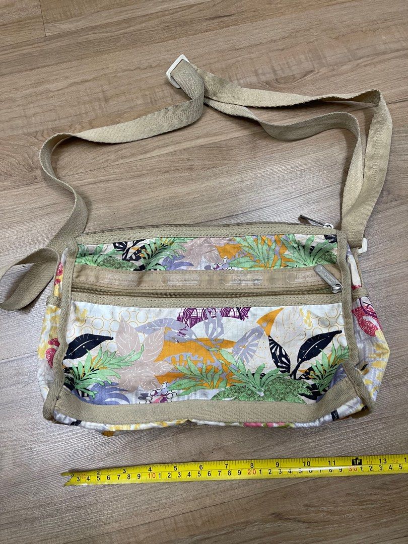 Le Sac Sport sling bag, Women's Fashion, Bags & Wallets, Cross-body Bags on  Carousell
