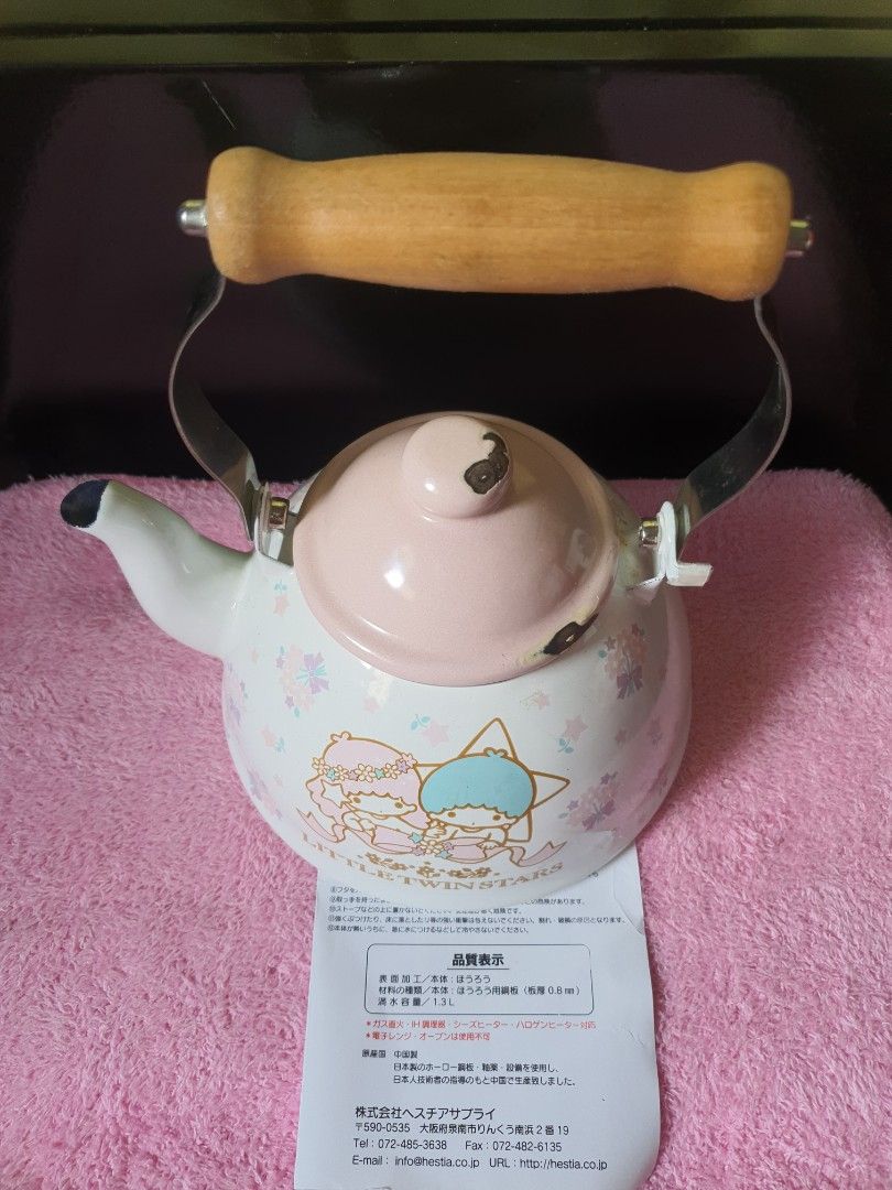 Little Twin Stars Fliral Enamel Kettle (Category: Cookware & Accessories) located in Quezon City. Submitted by littlecerberuslts (Listing ID 1237208379, Image 2). Description: Description Capacity: 1.3L glaze Dimension: about 20.5cm x side length 21cm x thickness 17cm. Material: 1976,2013 SANRIO RARE 📌Never been used; flaw on the kettle cover kasi nahulog ko 📌Originally bought @4200 📌No box SOLD AS IS **See photos for flaws; last photo for ref