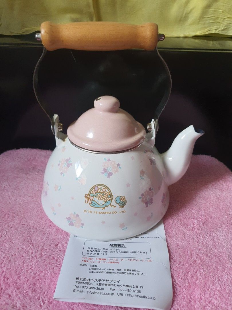 Little Twin Stars Fliral Enamel Kettle (Category: Cookware & Accessories) located in Quezon City. Submitted by littlecerberuslts (Listing ID 1237208379, Image 3). Description: Description Capacity: 1.3L glaze Dimension: about 20.5cm x side length 21cm x thickness 17cm. Material: 1976,2013 SANRIO RARE 📌Never been used; flaw on the kettle cover kasi nahulog ko 📌Originally bought @4200 📌No box SOLD AS IS **See photos for flaws; last photo for ref