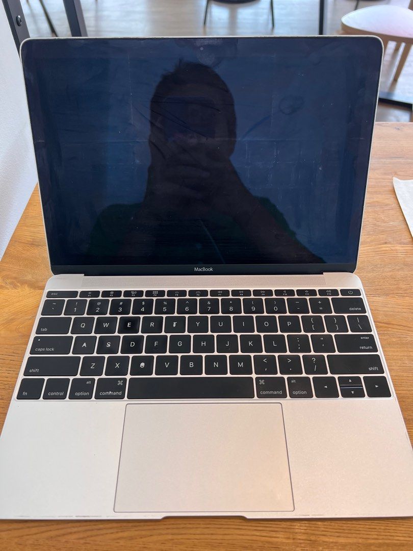 Macbook Retina 2015 (Category: Laptops & Notebooks) located in Manila. Submitted by nix1203 (Listing ID 1237239002, Image 2). Description: WTS Macbook Retina 2012 8GB / 512 HDD Cycle count: 89 Laptop and charger only Running Mac OS Catalina Honest issue: gets a little hot on the middle.