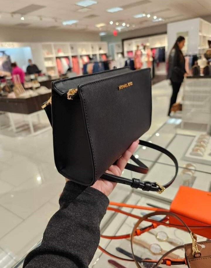 MICHAEL KORS Sheila Leather Crossbody Bag, Luxury, Bags & Wallets on  Carousell