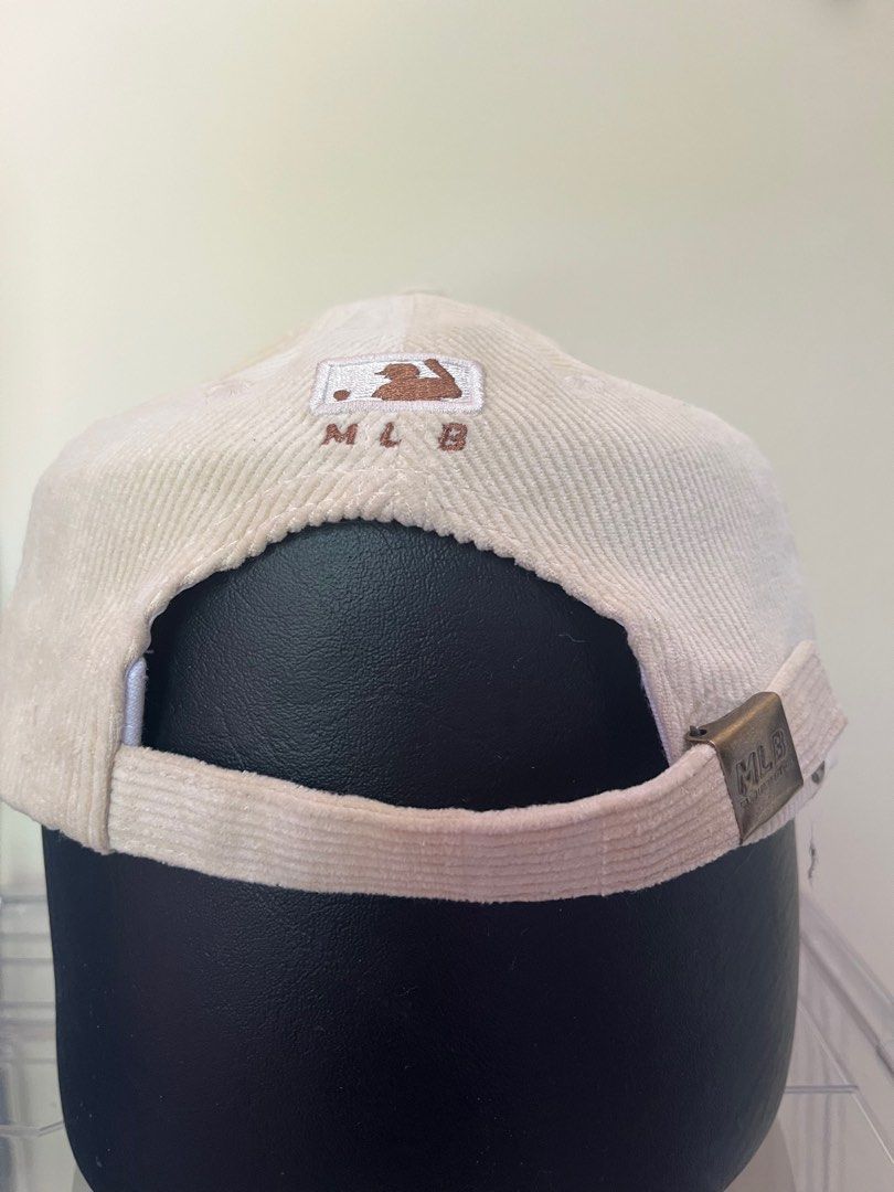 MLB BOSTON RED SOX CORDUROY CAP (Category: Hats & Beanies) located in Lobo. Submitted by cameronqe (Listing ID 1237173634, Image 2). Description: (OSFA)MLB BOSTON RED SOX CORDUROY CAP.