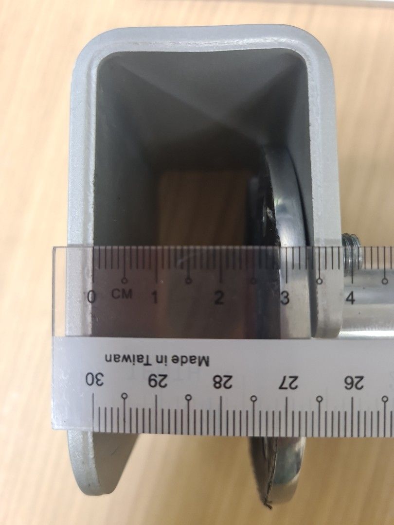 Monitor arms (Category: Other Accessories) located in Singapore. Submitted by meseller83 (Listing ID 1237170862, Image 2). Description: Universal monitor arm Fits table thickness 2cm to 3cm 27 inch monitor can fit Arms can hold up to 15kg.