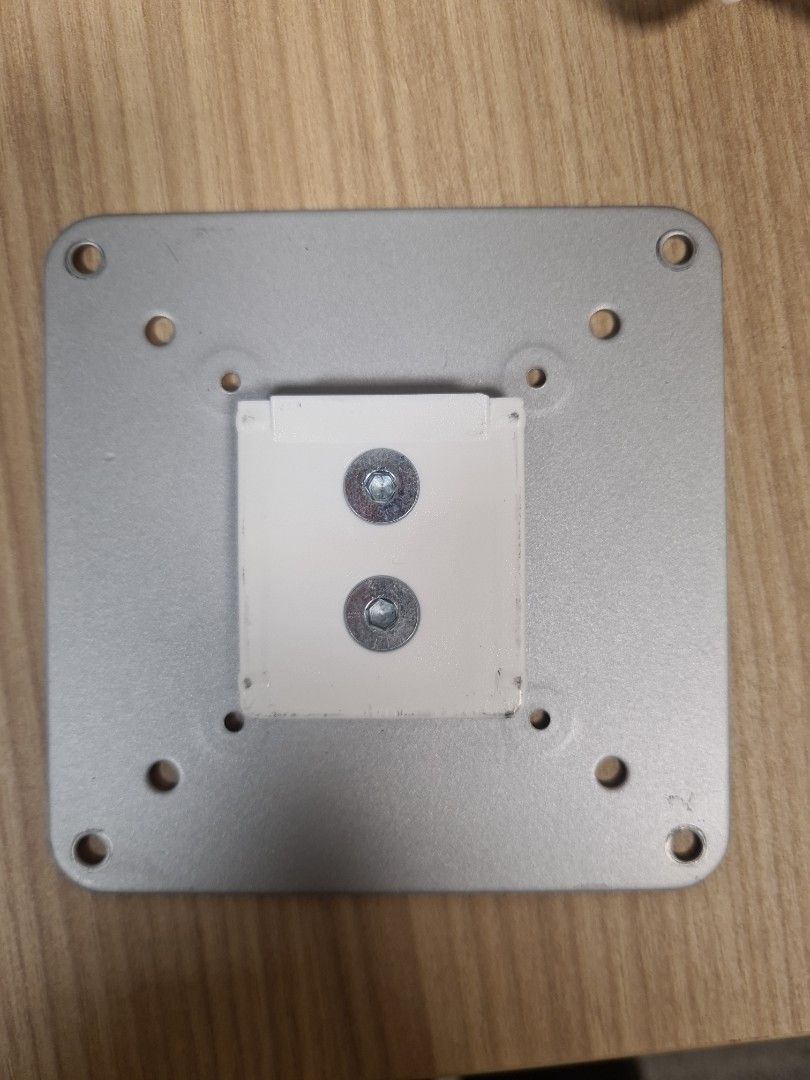 Monitor arms (Category: Other Accessories) located in Singapore. Submitted by meseller83 (Listing ID 1237170862, Image 3). Description: Universal monitor arm Fits table thickness 2cm to 3cm 27 inch monitor can fit Arms can hold up to 15kg.