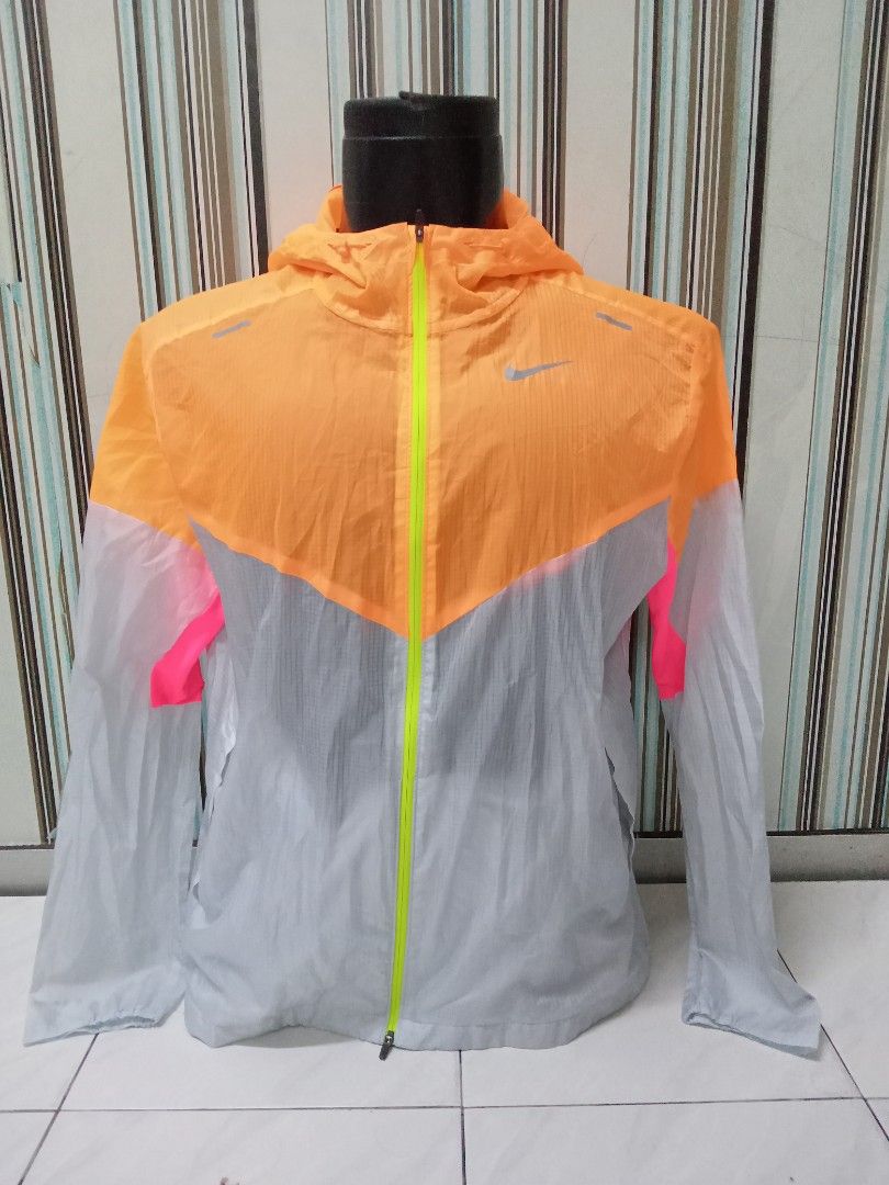 NIKE RUNNING WINDBREAKER JACKET Women s Fashion Activewear on