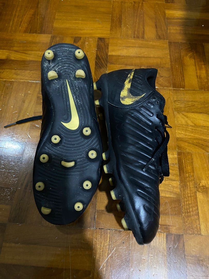 Black and gold outlet nike tiempo football boots