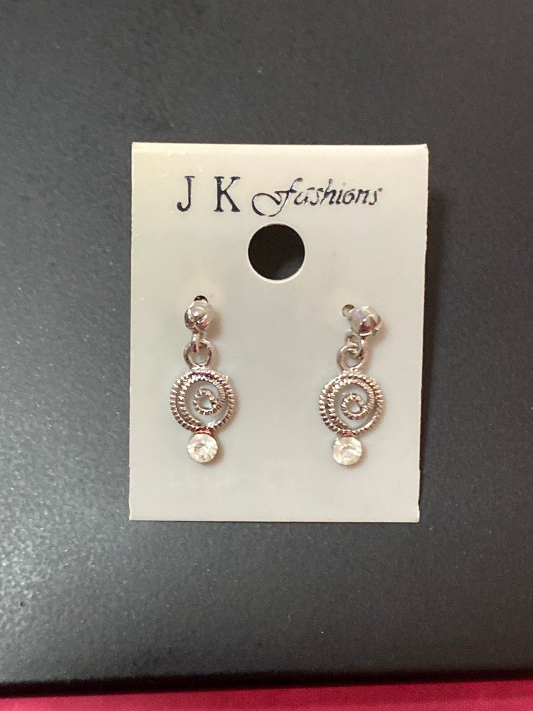 Radiant elegance drop best sale earrings pandora