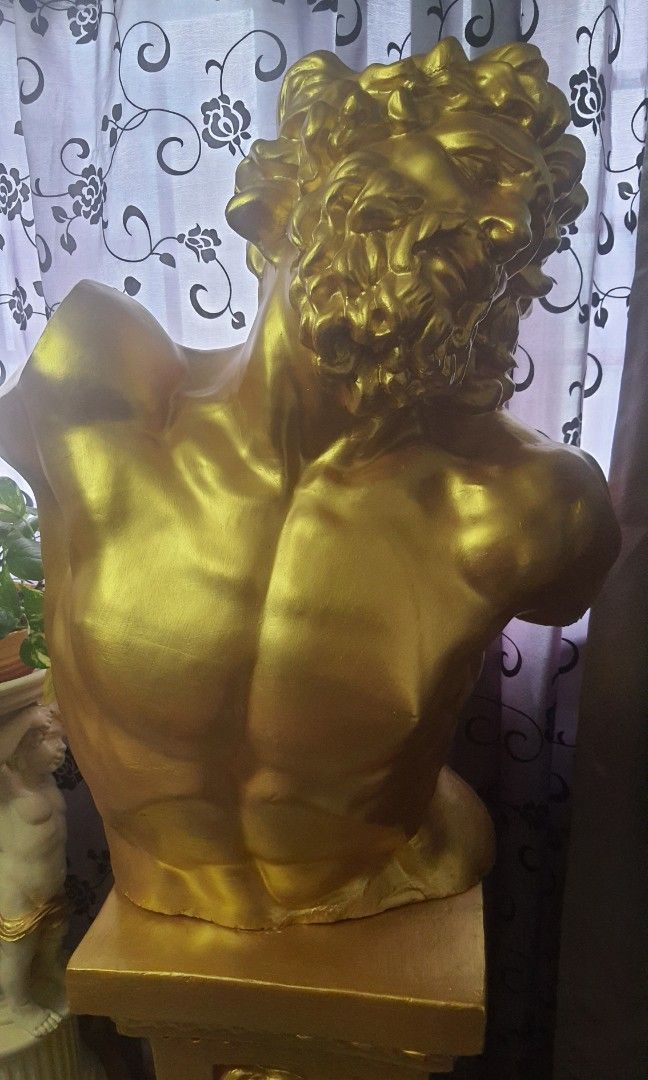Rome Statue (Category: Vintage Collectibles) located in Singapore. Submitted by 1steven7 (Listing ID 1237217798, Image 2). Description: Beautiful Statue with Gold plate paint.. those who love to keep Rome Statue its a Beautiful for display.. free delivery Price is negotiable.. Dimension 80x62cm.