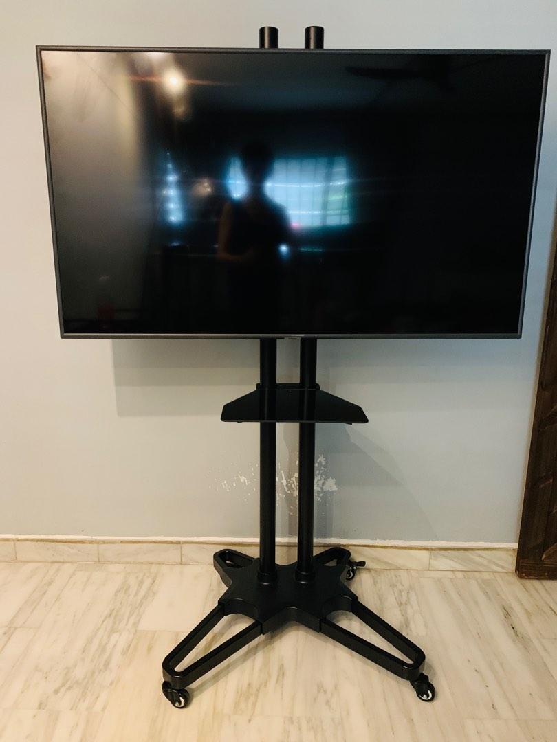 Samsung UA55RU7400K with TV stand on castors, TV & Home Appliances, TV