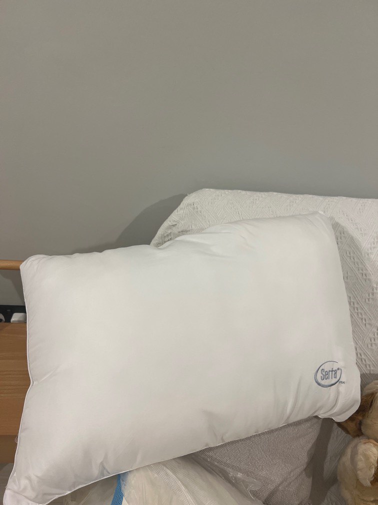 Serta pillow, Furniture & Home Living, Bedding & Towels on Carousell