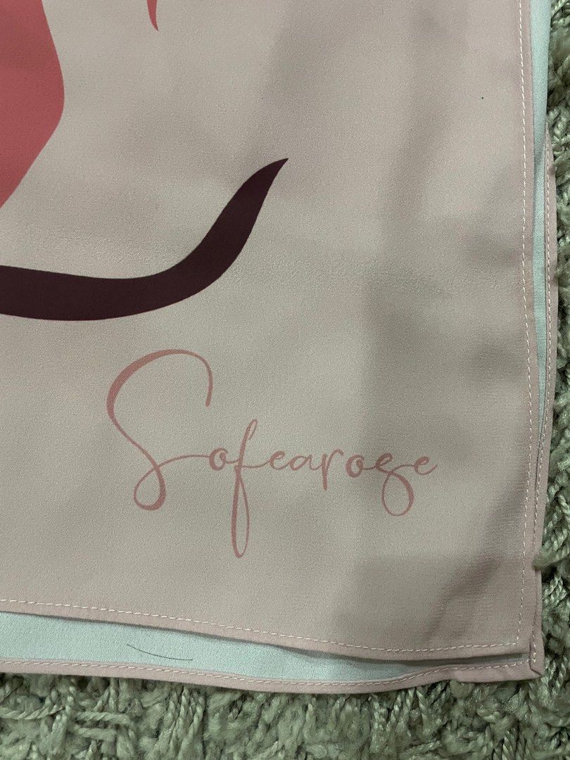 Sofearose Shawl (Category: Hijabs) located in Seri Kembangan. Submitted by namira85 (Listing ID 1237267223, Image 2). Description: Pakai sekali je Warna dusty pink Cantik sgt .