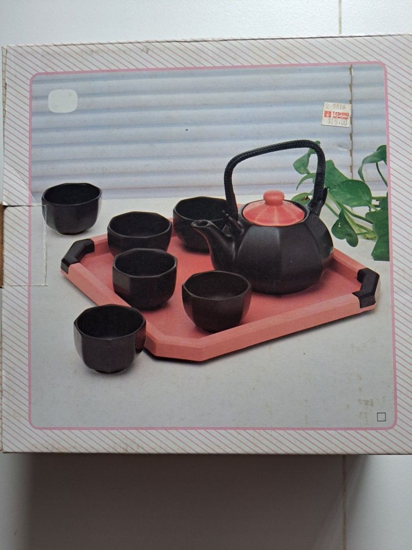 Tea set (Category: Coffee & Tea Tableware) located in Singapore. Submitted by summertan1 (Listing ID 1237234210, Image 1). Description: .