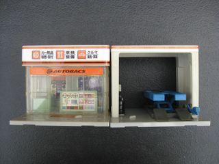 TOMICA Town Autobacs store with service station
