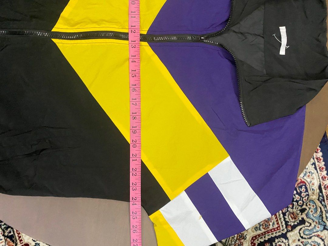 Windbreaker (Category: Coats, Jackets and Outerwear) located in Kuching. Submitted by Karakal (Listing ID 1237286236, Image 3). Description: Windbreaker brand spinns. Size L. Condition 9/10. Warna mewah smart.