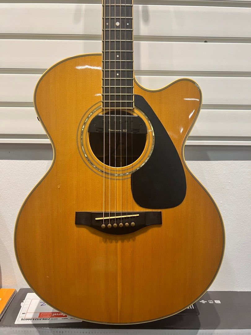 Yamaha LJX6C Solid Top Jumbo Cutaway with EQ